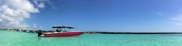 Pink boat to marie-Galante