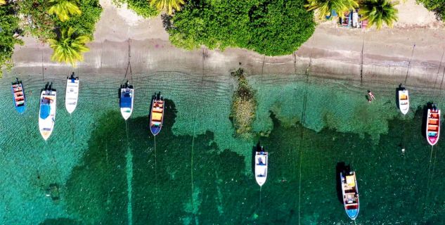 Les bateaux multicolores de la baie des saintes