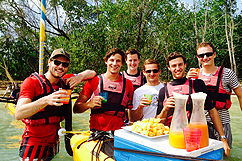 Apéritif jus et fruits les pieds dans l'eau