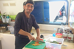 Max le cuisinier en pleine préparation du repas