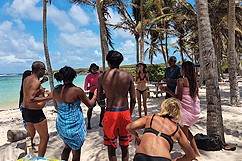 Fête sur la plage pendant l'excursion à Petite-Terre