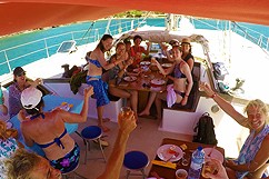 Repas sur le catamaran