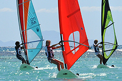 Trois planches à voiles en action 