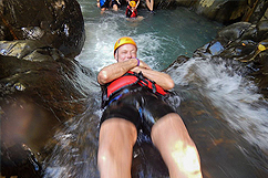 Homme en plein canyoning 